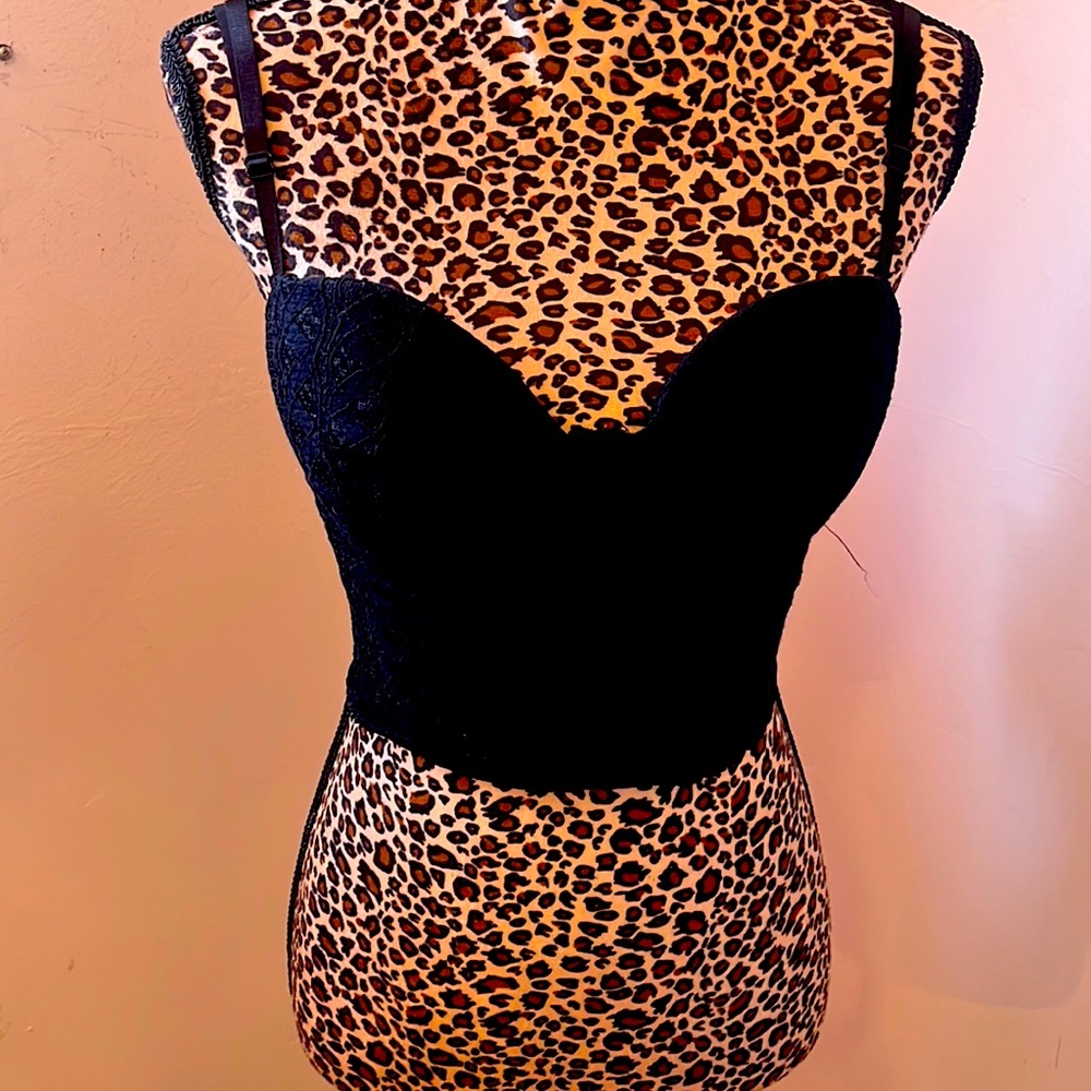 Black bustiers crop top with zipper and back and adjustable spaghetti straps.